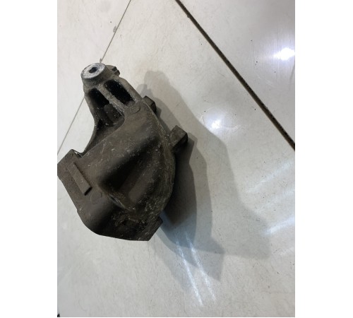 Кронштейн двигателя (правый)