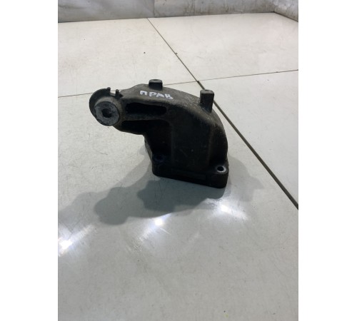 Кронштейн двигателя (правый)