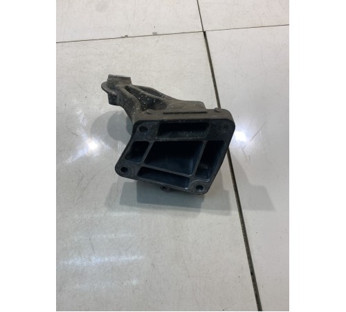 Кронштейн двигателя (правый)