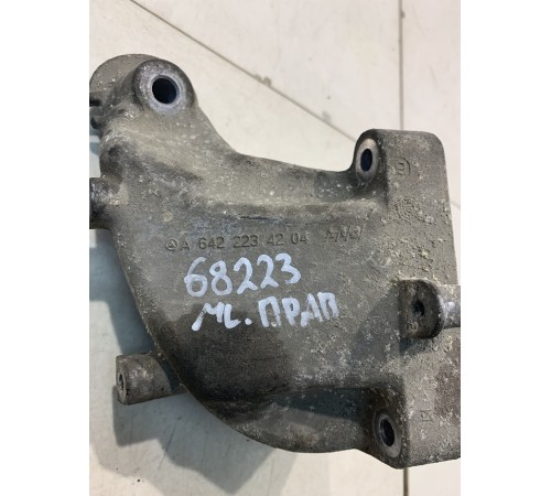 Кронштейн двигателя (правый)