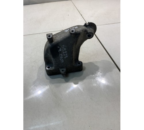 Кронштейн двигателя (правый)