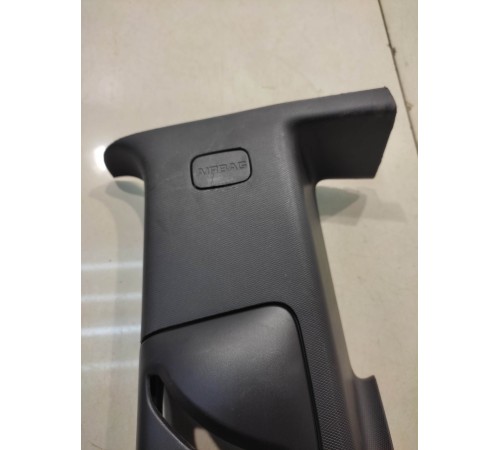 Обшивка центральной стойки (правая)