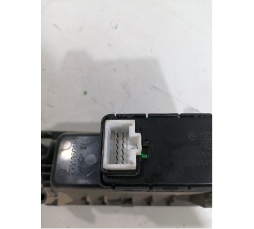 Кнопка стояночного тормоза (ручника)