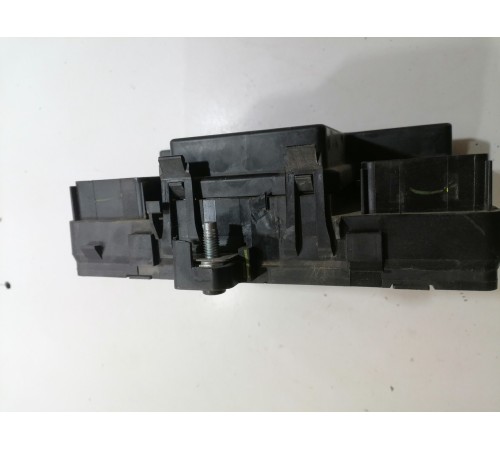 Монтажный блок предохранителей подкапотный