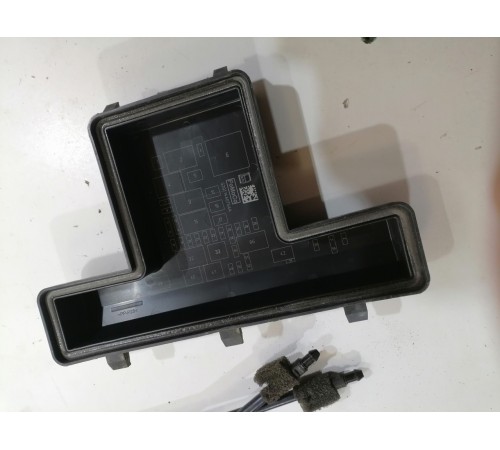 Монтажный блок предохранителей подкапотный