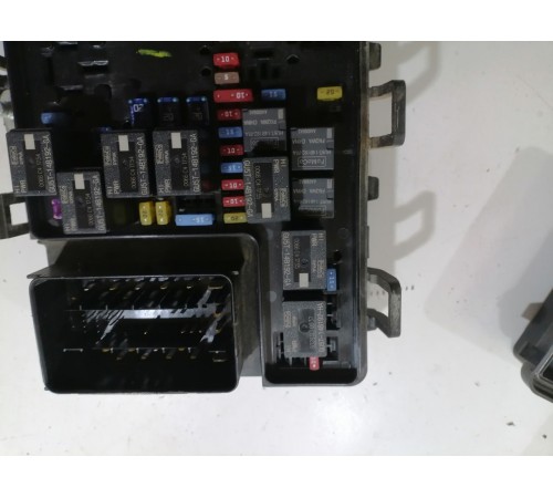 Монтажный блок предохранителей подкапотный