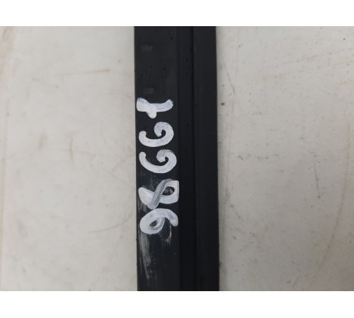 Уплотнитель стекла (передний левый внутренний)