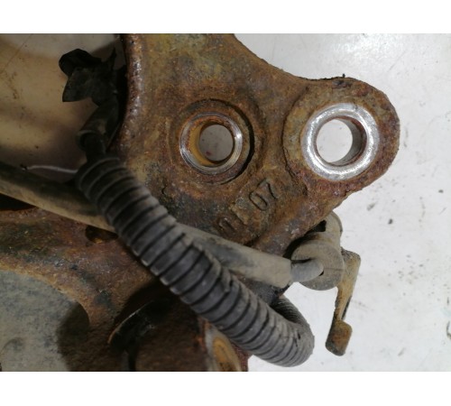 Кулак поворотный передний левый