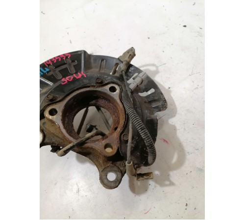 Кулак поворотный передний левый