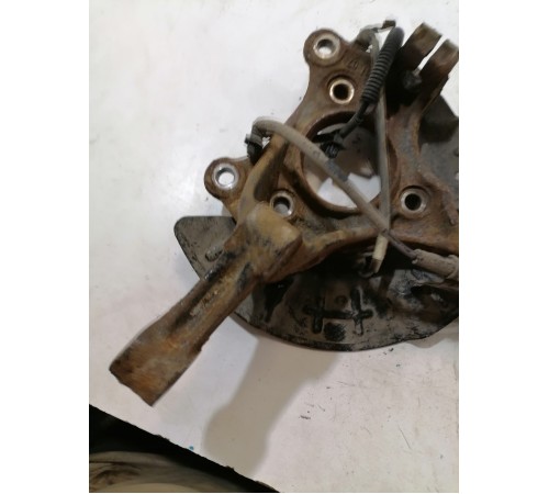 Кулак поворотный передний левый