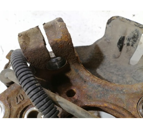 Кулак поворотный передний левый