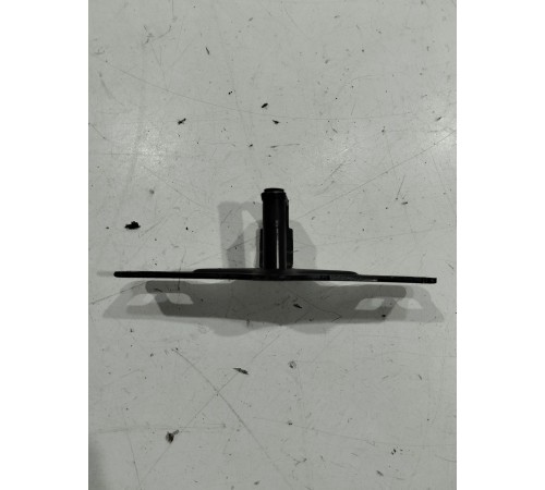 Ответная часть замка крышки багажника