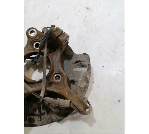 Кулак поворотный передний левый