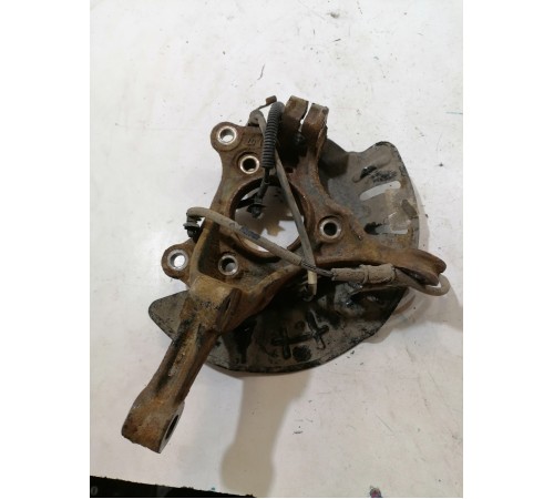 Кулак поворотный передний левый