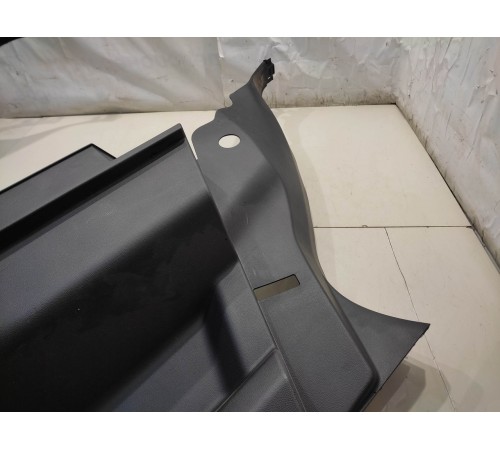 Обшивка багажника (правая)