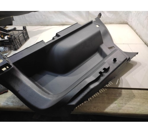 Обшивка багажника (правая)