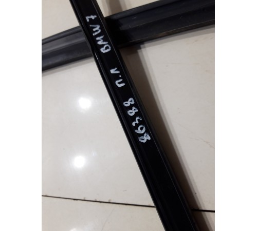 Уплотнитель стекла (передний левый)