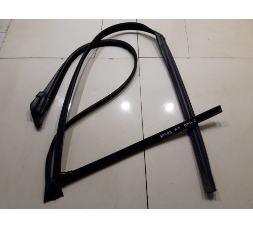 Уплотнитель стекла (передний левый)