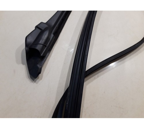 Уплотнитель стекла (передний левый)