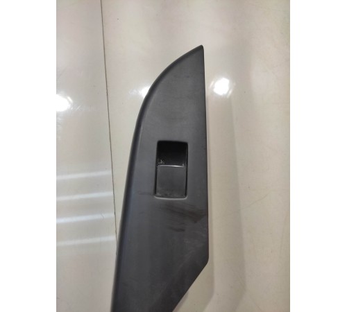 Кнопка стеклоподъемника (задняя, правая)