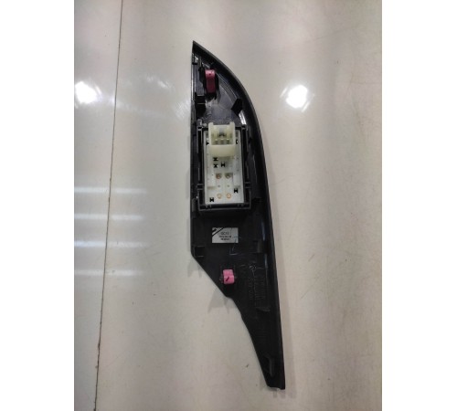 Кнопка стеклоподъемника (задняя, правая)