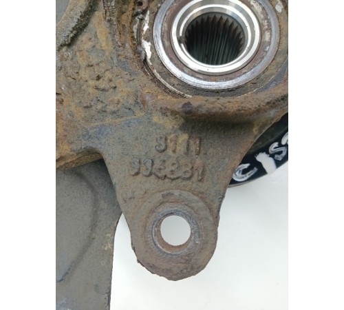 Кулак поворотный передний правый