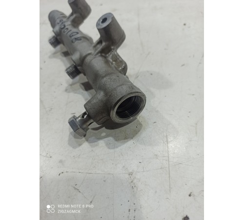 Топливная рампа правая