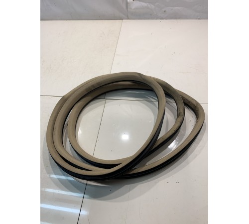 Уплотнитель двери (задний, правый)