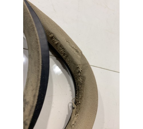 Уплотнитель двери (задний, правый)