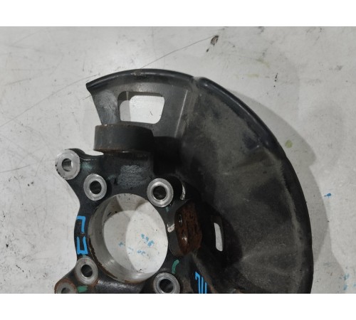 Кулак поворотный передний левый