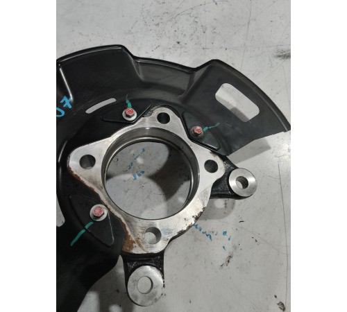 Кулак поворотный передний левый