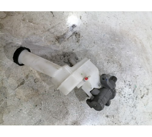 Главный тормозной цилиндр с бачком