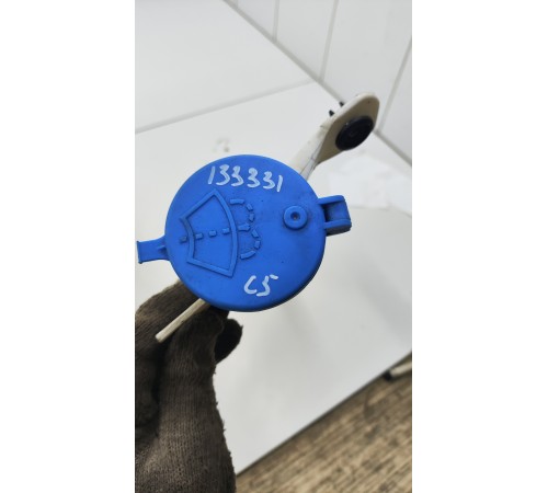 Горловина бачка омывателя с крышкой