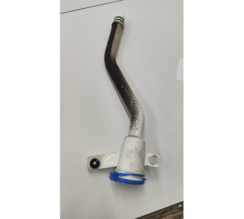 Горловина бачка омывателя с крышкой