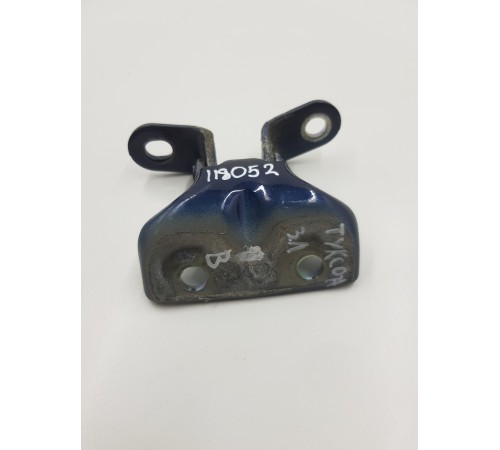 Петля двери задняя левая верхняя