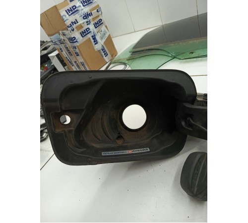 Лючок топливного бака с крышкой