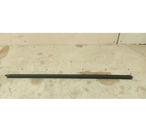 Молдинг стекла двери задней левой внутренний