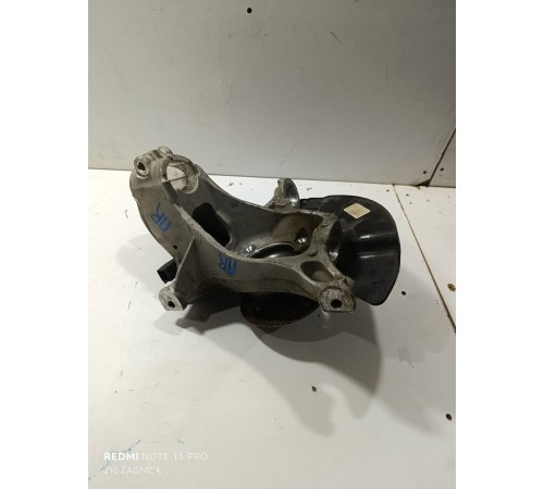 Кулак повортный передний правый со ступицей