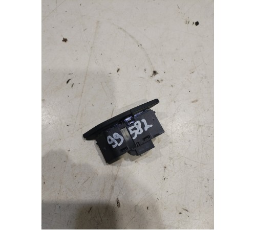 Кнопка центрального замка (передняя левая)