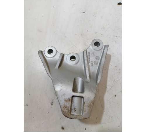 Кронштейн заднего электродвигателя правый