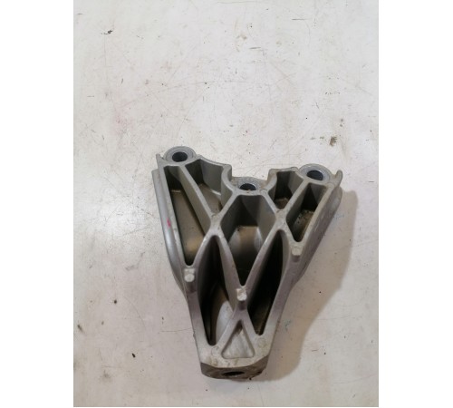 Кронштейн заднего электродвигателя правый