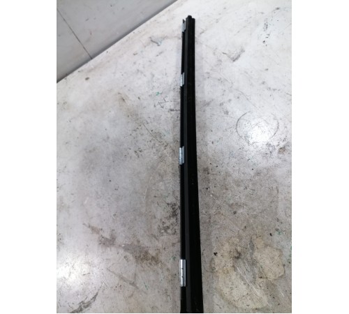 Внтутренний уплотнитель стекла задний правый