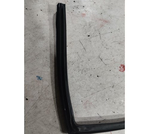 Уплотнитель стекла сдвижной двери правый