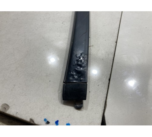 Накладка под лобовое стекло (левая)