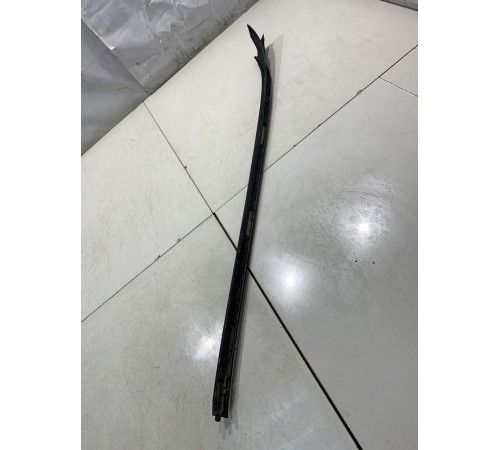 Накладка под лобовое стекло (левая)