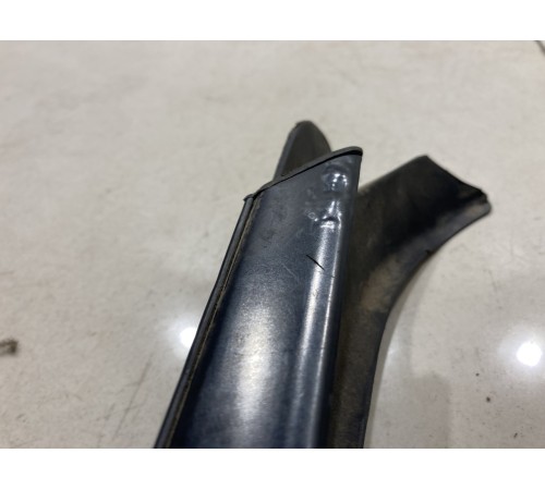 Накладка под лобовое стекло (левая)