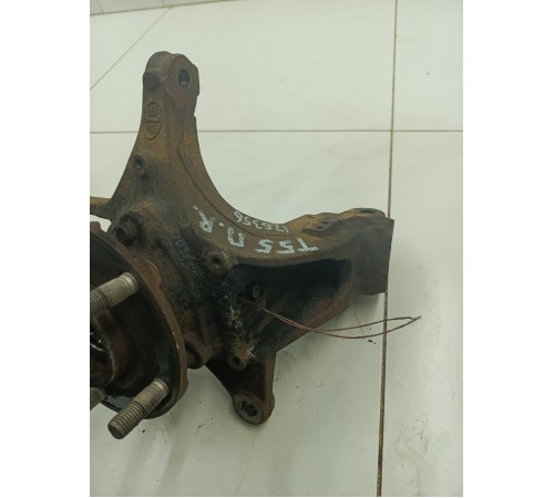 Кулак поворотный передний правый