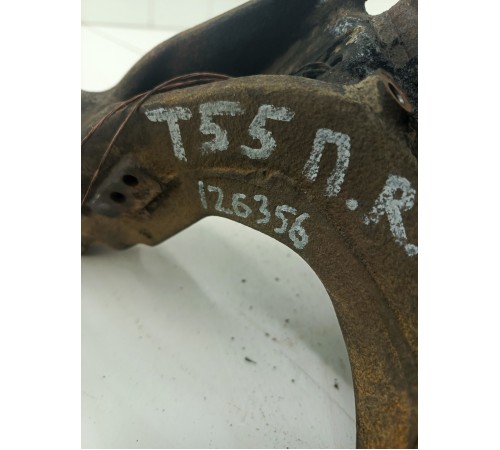 Кулак поворотный передний правый