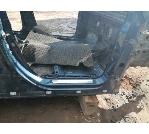 Порог правый с центральной стойкой