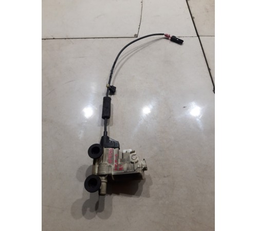 Доводчик двери (передний правый)